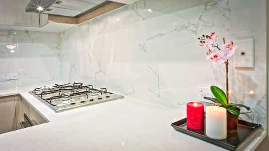 Cuisine avec dosseret et un comptoir en marbre blanc. Cette cuisine a été renovée à Levis, à côté de la ville de Québec.